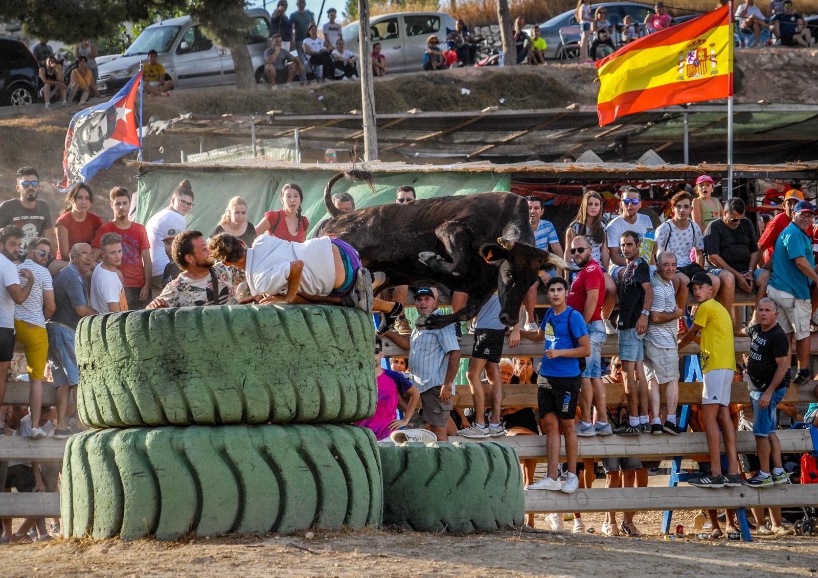 Públic en una plaça de bous al carrer